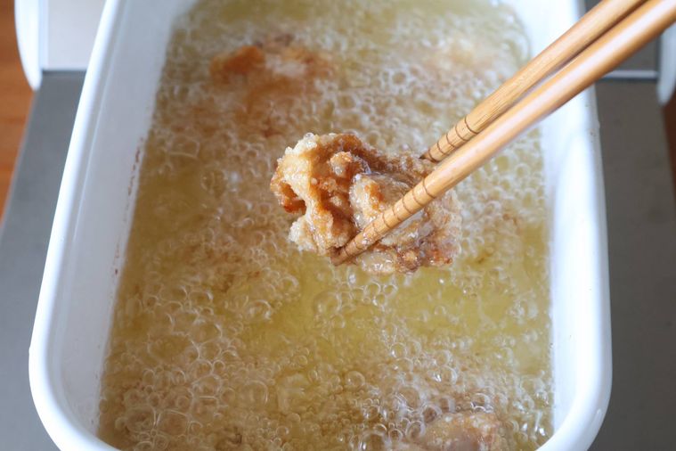 鶏肉を揚げている