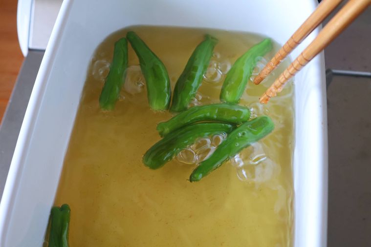 ししとうを揚げている