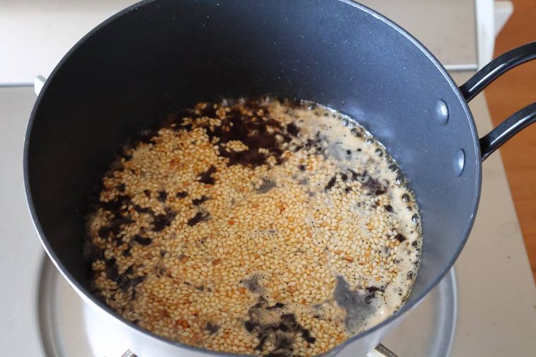 小鍋にタレの材料が入っている