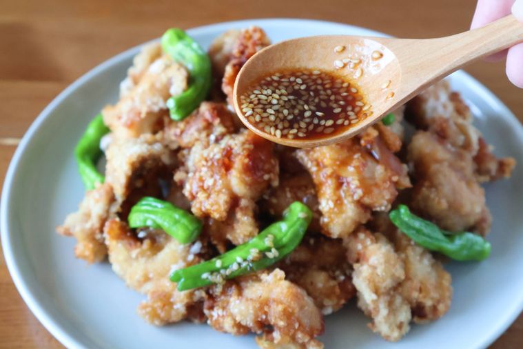 からあげにたれをかけている