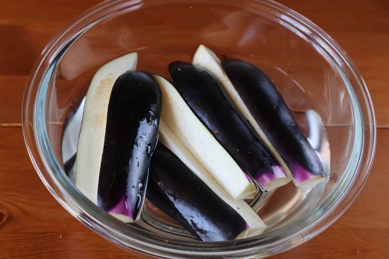 切ったなすが水にさらしてある