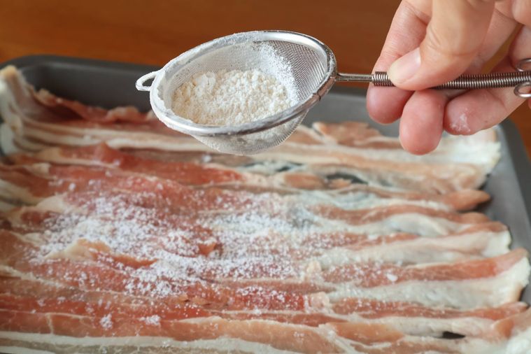 豚肉に薄力粉をふっている