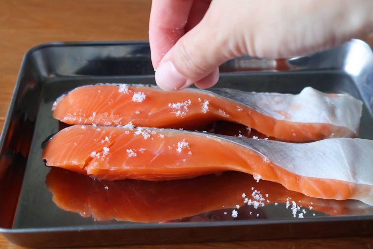 鮭に塩をふっている