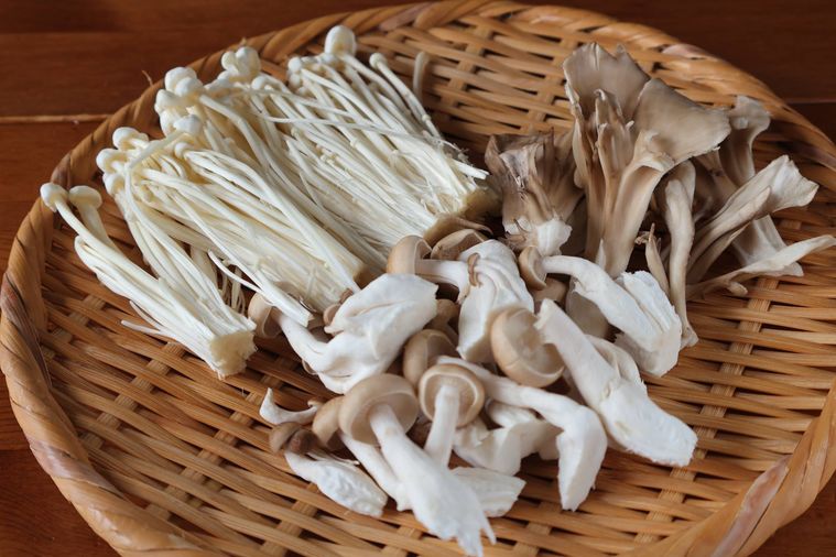 食べやすくほぐしたきのこがザルに乗っている