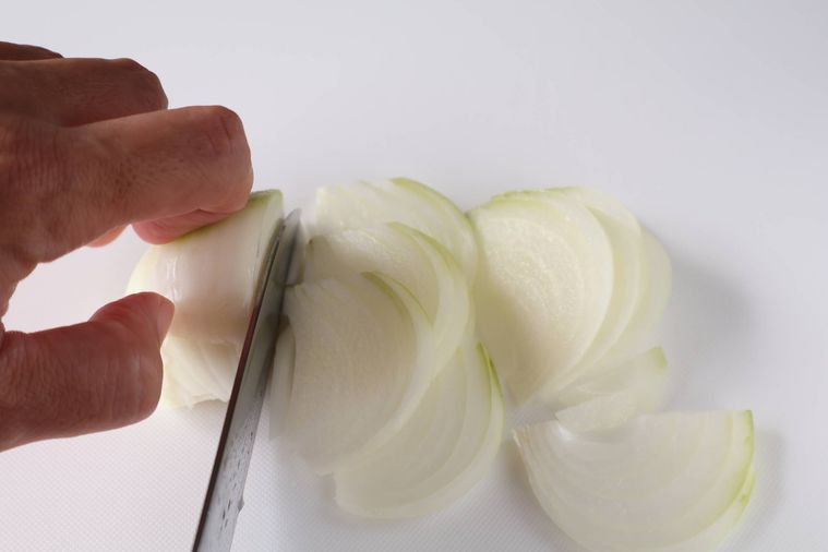 玉ねぎを切っている