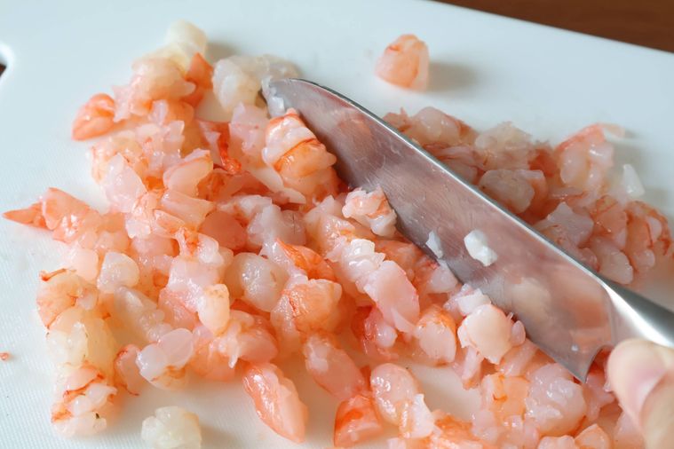 えびを包丁でたたいている