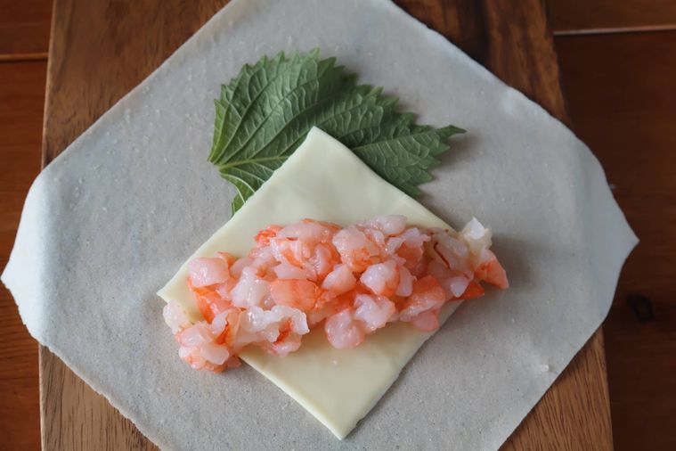 春巻きの皮の上に具材がのっている