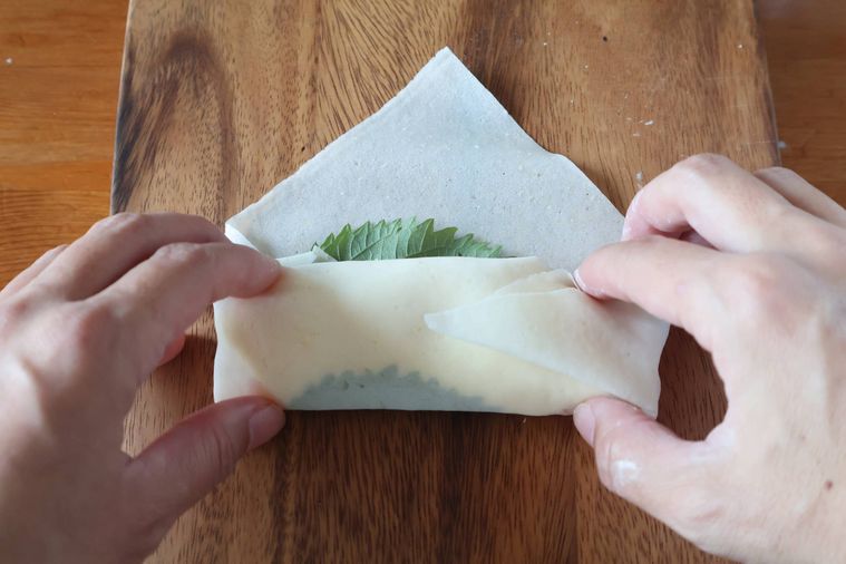 春巻きを巻いている