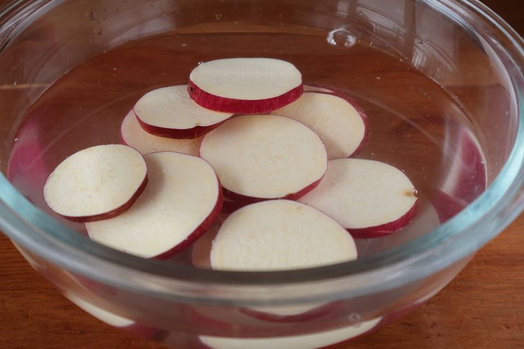 さつまいもを水にさらしている