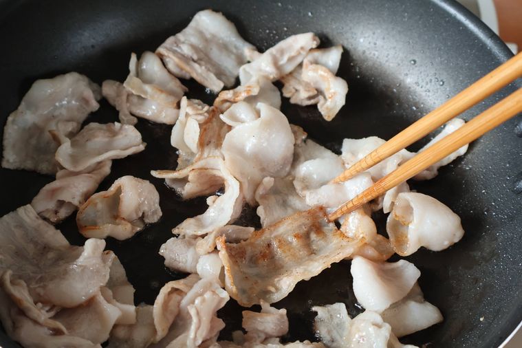 豚肉を炒めている