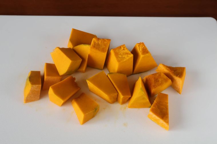ひと口大に切ったかぼちゃが並んでいる