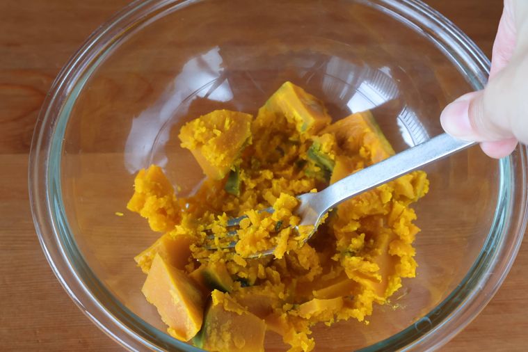フォークでかぼちゃをつぶしている