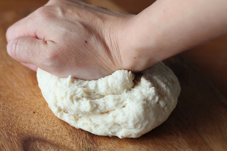 生地をこねている