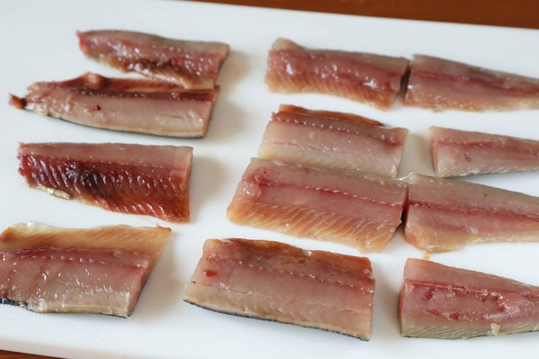 切ったサンマが並んでいる