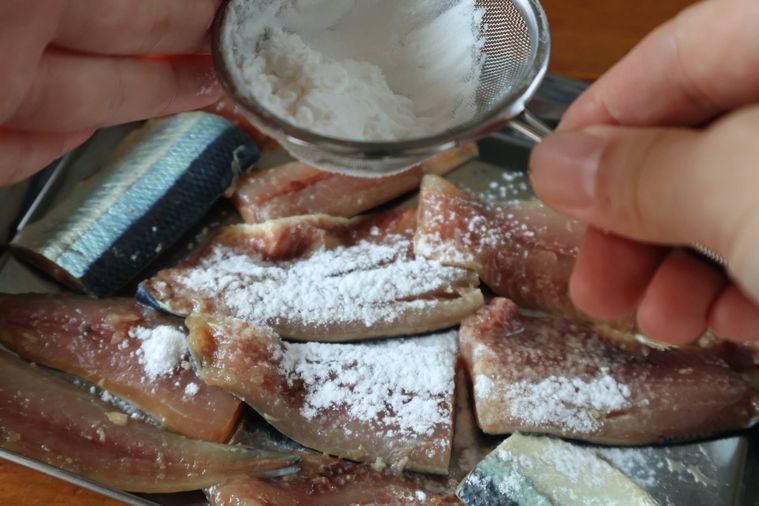 さんまに片栗粉をふっている