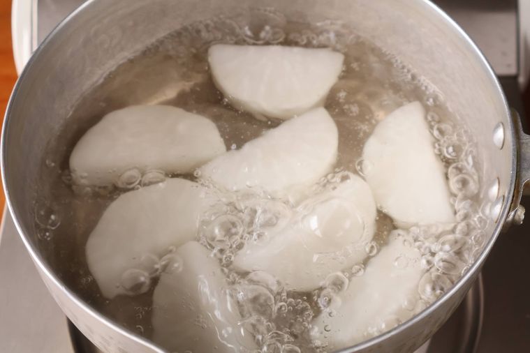 大根を茹でている