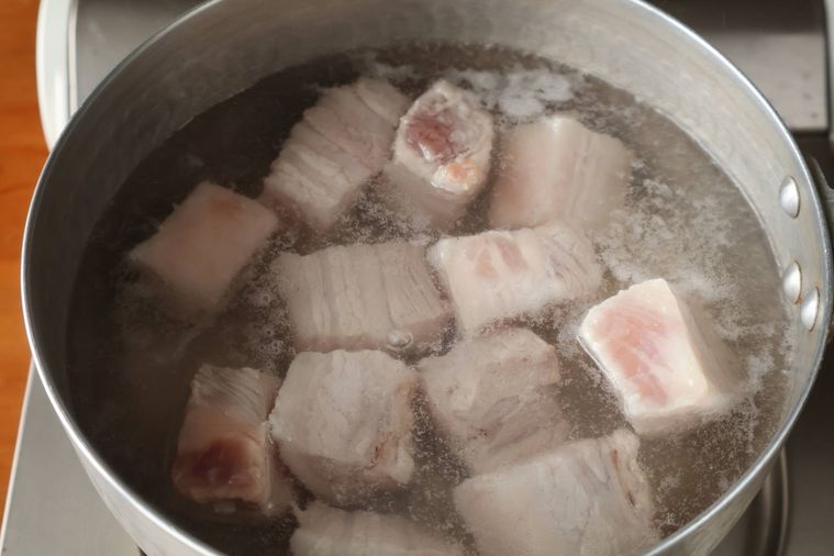 豚肉をゆでている