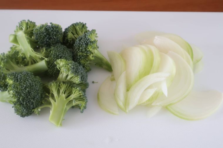 切ったブロッコリーと玉ねぎが並んでいる