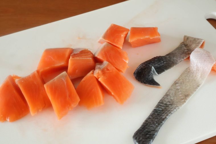 切った鮭と皮が並んでいる