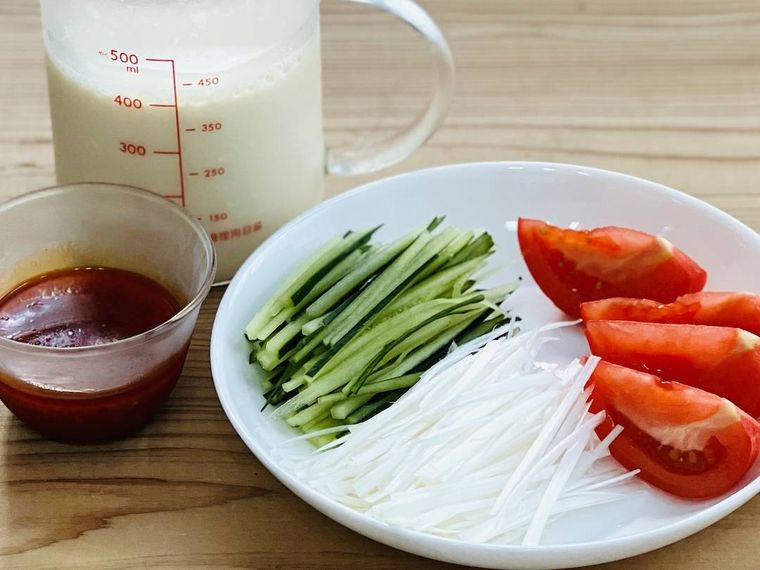 麻婆豆腐の素、豆乳、細切りのきゅうり、白髪ねぎ、カットトマト