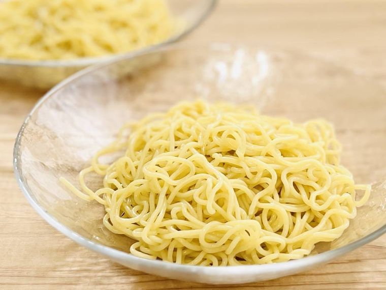 ゆでた麺を皿に盛り付けた様子