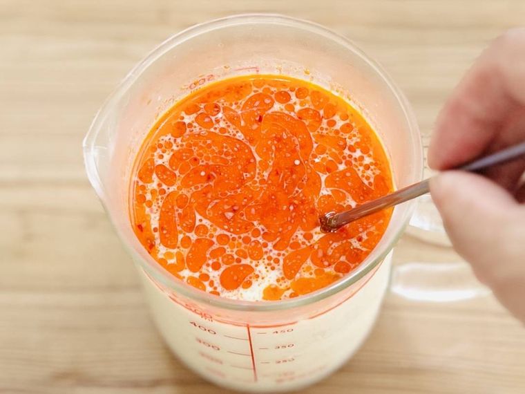 麻婆豆腐の素、白ねりごま、豆乳を混ぜ合わせている様子