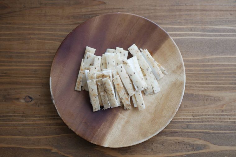 長芋の皮の短冊切りが木製の皿の上に盛られている