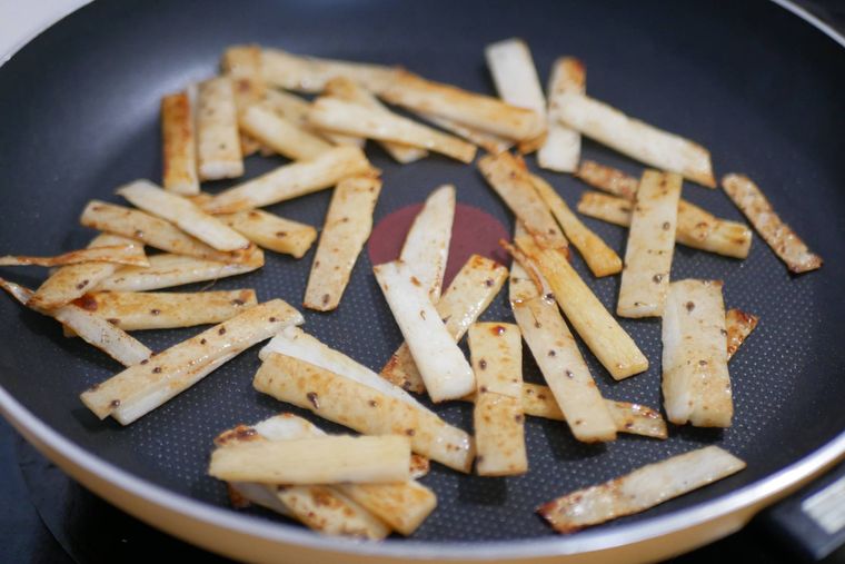 長芋の皮のバターしょゆソテーをフライパンで作る様子