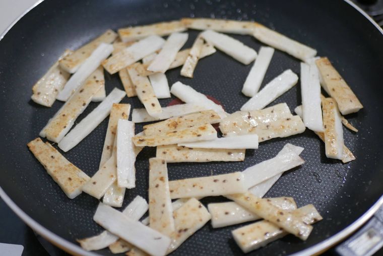 長芋の皮をフライパンで炒める様子