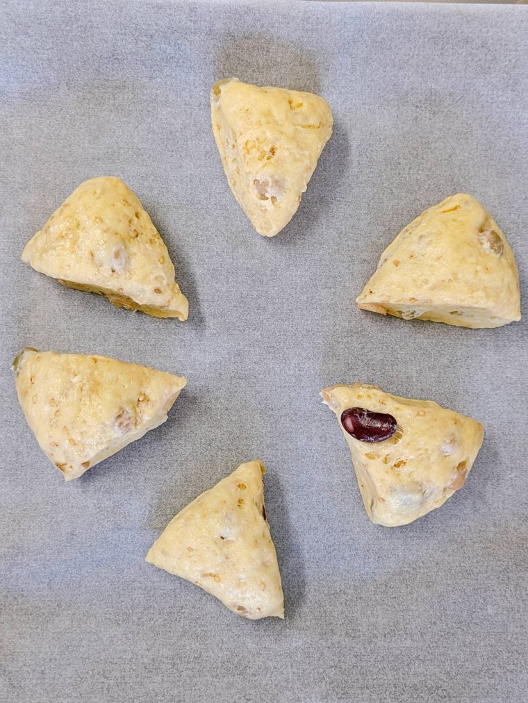 天板に並べた焼く前のスコーン生地