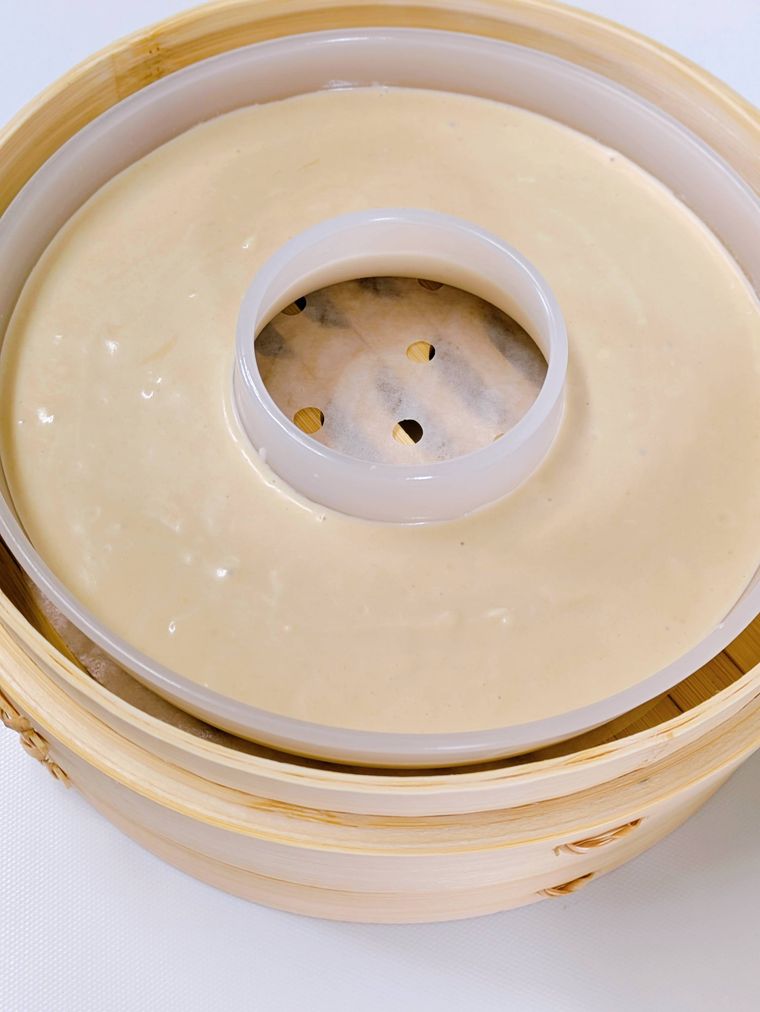 蒸篭に入れた蒸す前の生地