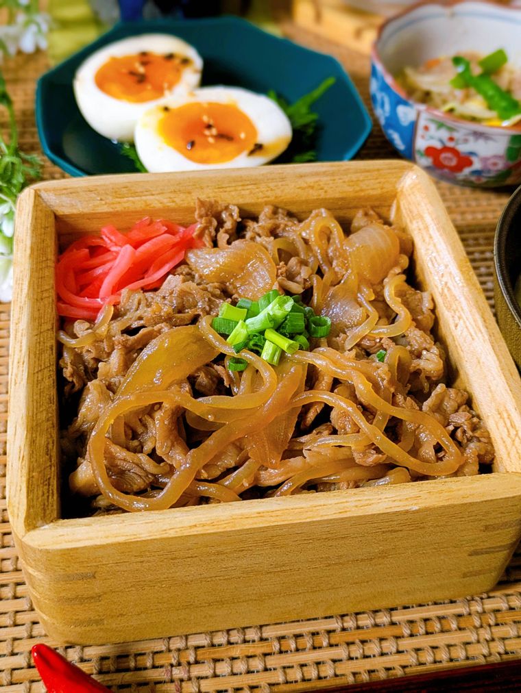 器に盛り付けた味噌煮込み牛丼