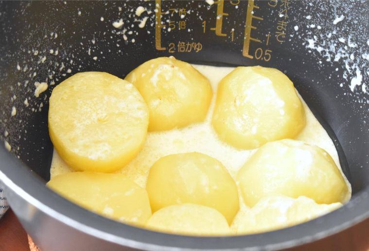 じゃがいもが入った炊飯釜