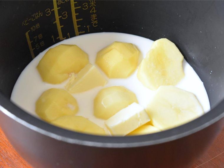 マッシュポテトの材料を入れた炊飯器