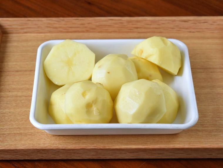 皮をむいてカットしたじゃがいも