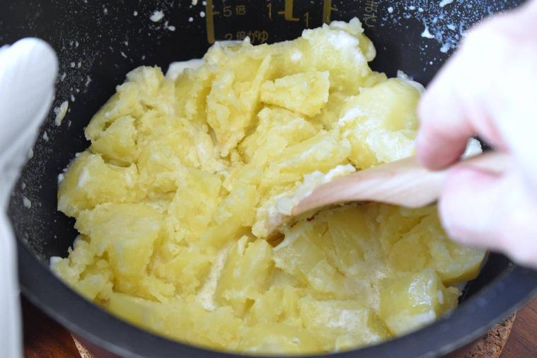 じゃがいもが入った炊飯釜