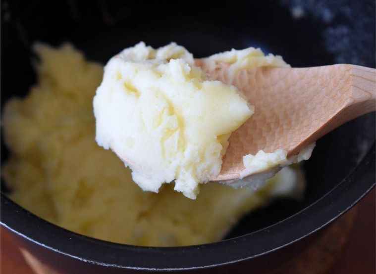 しゃもじにのせたマッシュポテト