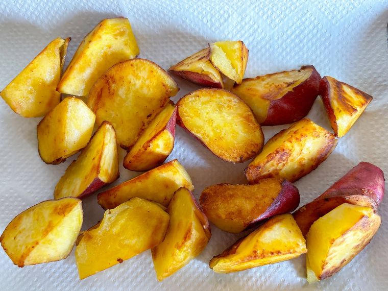 香ばしく焼いたさつまいもの油を切る様子