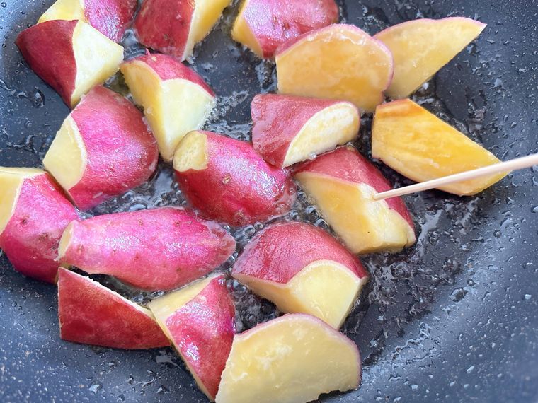 さつまいもに竹串を刺しているところ