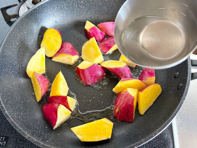 フライパンに水を入れる様子