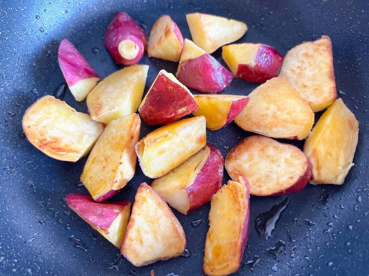 フライパンでさつまいもを香ばしく焼く様子