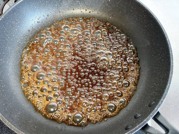 フライパンでたれを煮詰める様子