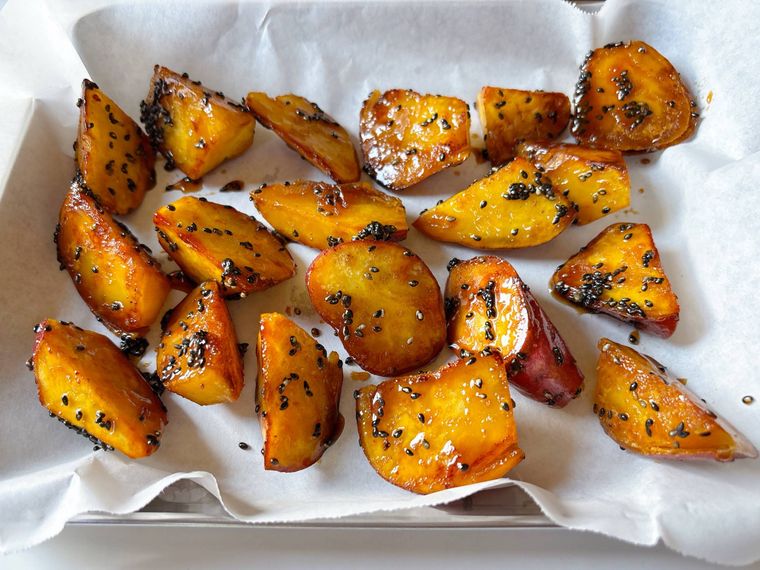 クッキングシートに大学芋を並べたもの