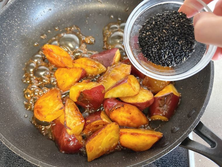 黒いりごまを入れる様子