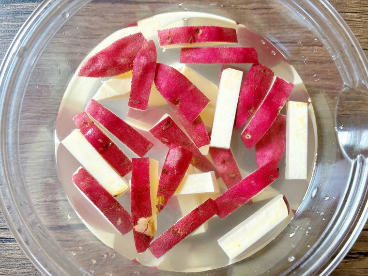 さつまいもを水にさらす様子