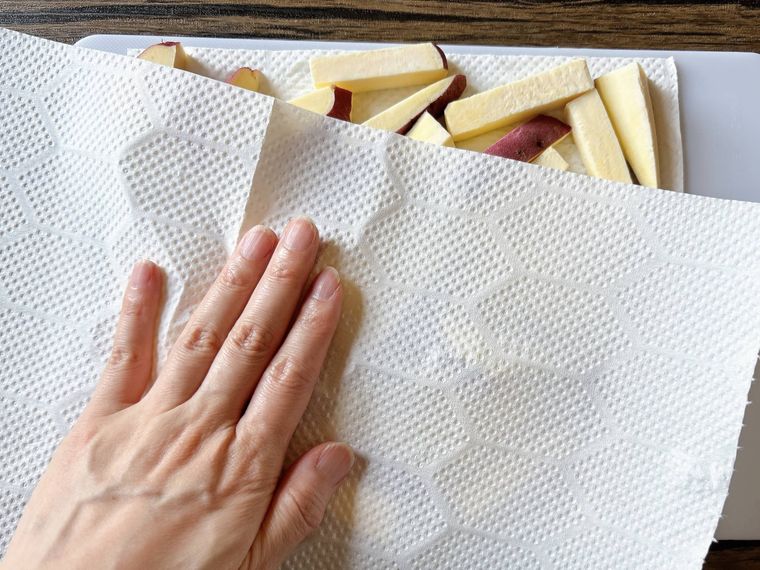 さつまいもの水気を拭く様子