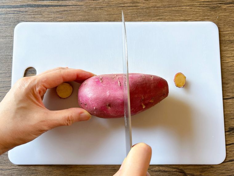 さつまいもを半分にカットする