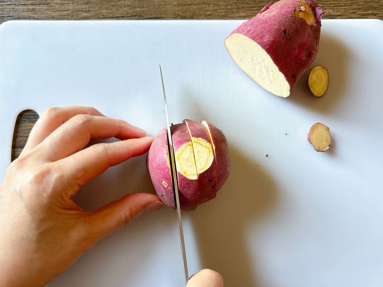 さつまいもを1cm幅に切る様子