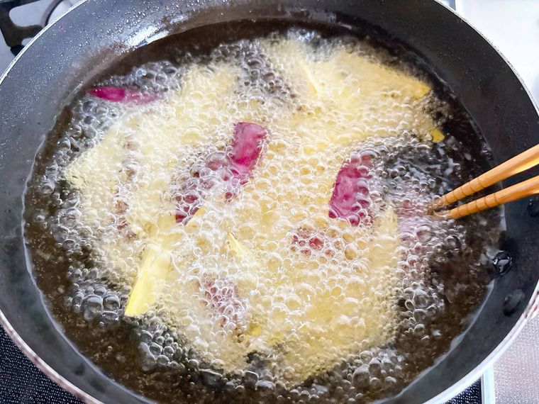 さつまいもを強めの中火で揚げる様子