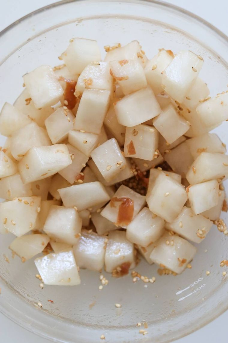 大根を漬けている様子